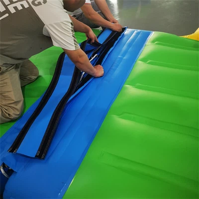 Connessione in velcro di due elementi gonfiabili